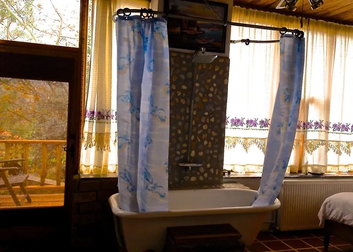 Stonehouse Byipek Szálloda *